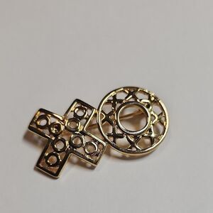 Gold Tone XO HUGS AND KISSES Brooch Signed AK